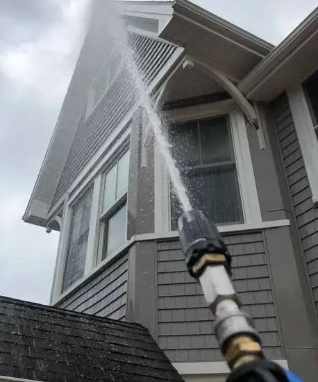 House washing with a low-pressure soft wash method