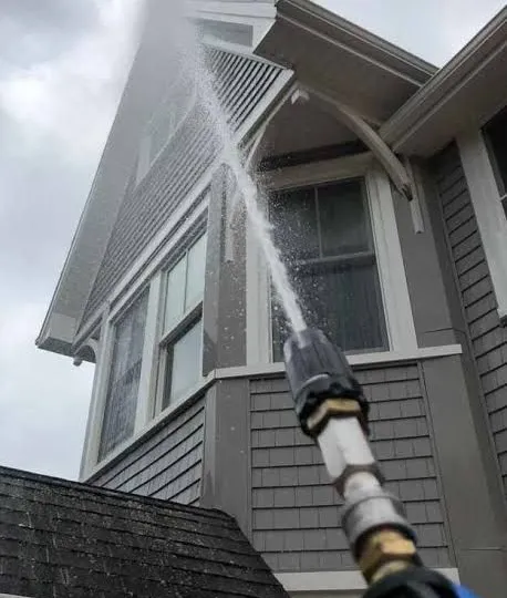 House washing with a low-pressure soft wash method